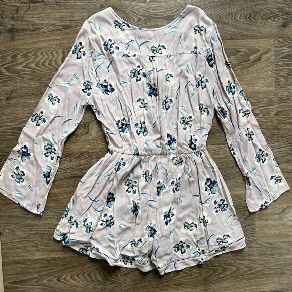 ASTR the Label Anthropologie Long Sleeve Gray Blue Floral Romper size Large - Picture 5 of 10